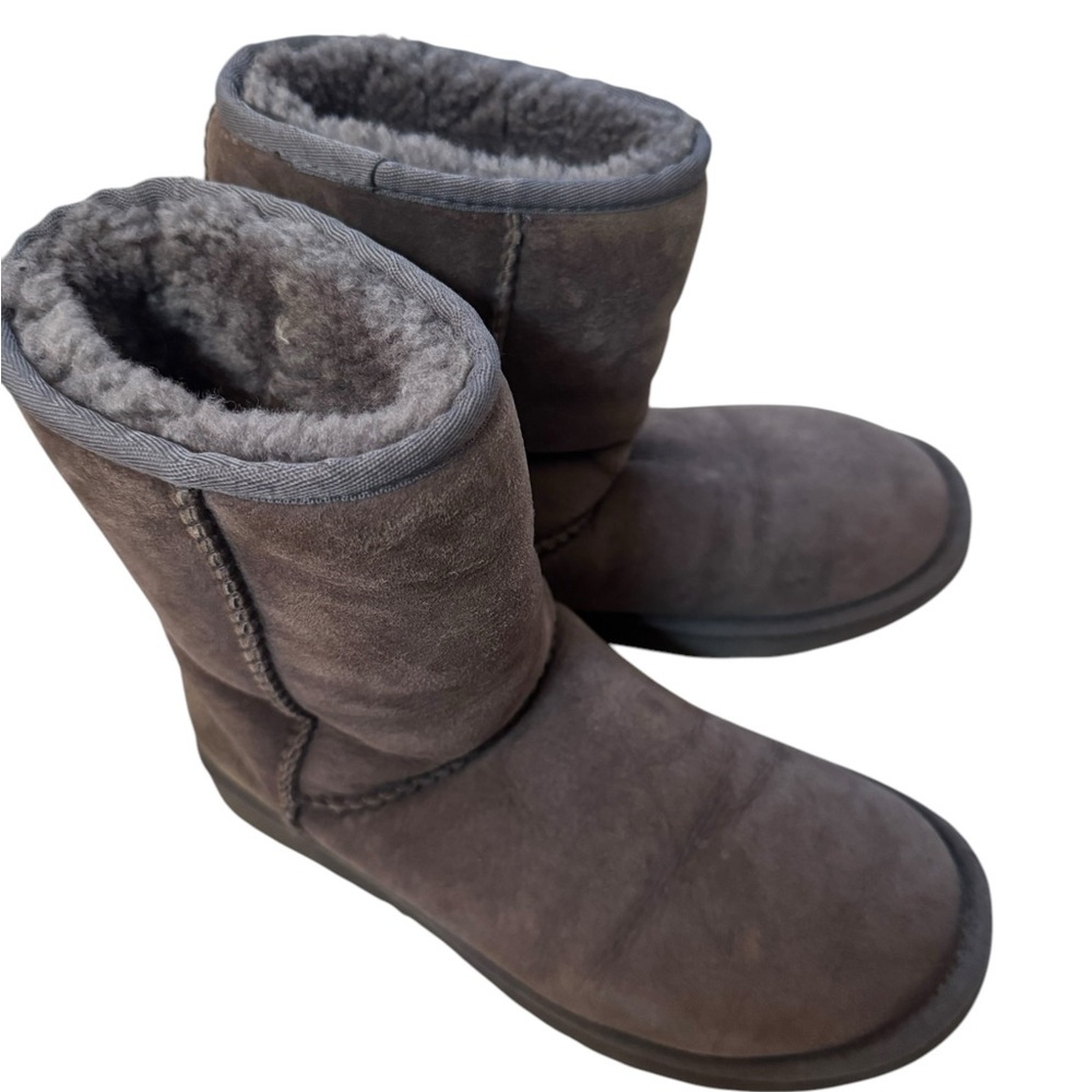 UGG Women’s Classic Short II Boots Sz 7 Brown Fully Lined Suede Upper - Picture 1 of 8